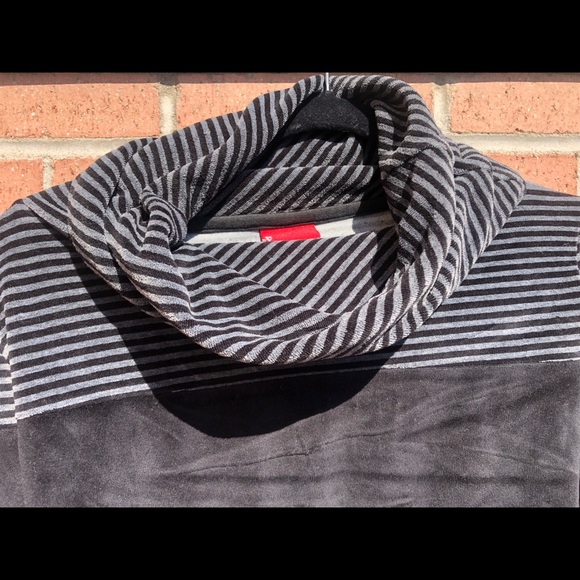 LEVI’S TURTLE NECK VELVET STRIPED SWEATER GREY - Picture 3 of 8